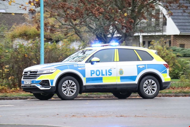 Personbil körde in i lyktstolpe – anmälan upprättad Personbil körde in i lyktstolpe – anmälan upprättad