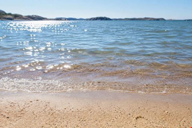 Så varmt är det i vattnet – se temperaturen vid din badplats