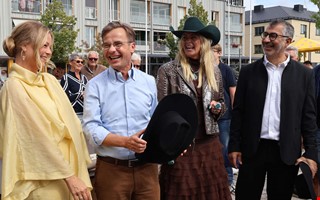 Statsministern på besök – välkomnades med dans