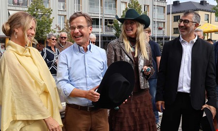 Statsministern på besök – välkomnades med dans