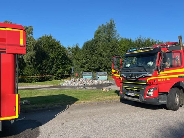 Metall började brinna vid återvinningsstation Metall började brinna vid återvinningsstation