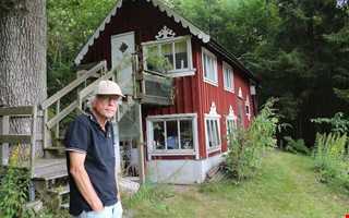 Svinstall blev ateljé – nu målar 71-åringen varje dag