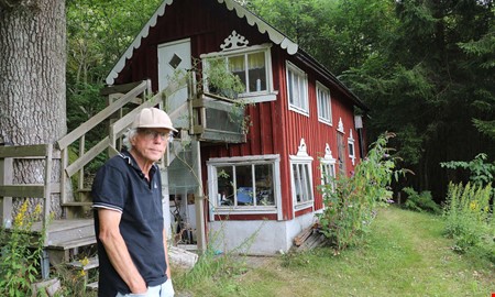 Svinstall blev ateljé – nu målar 71-åringen varje dag