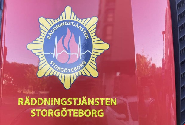 Rökutveckling från elbil – räddningstjänsten fick bevaka Rökutveckling från elbil – räddningstjänsten fick bevaka