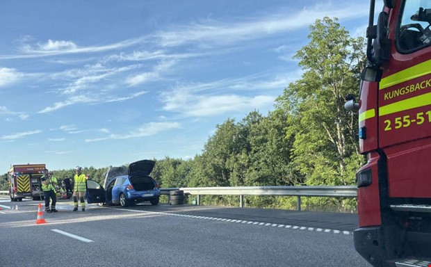 Bil helt övertänd på E6 – vägen avstängd