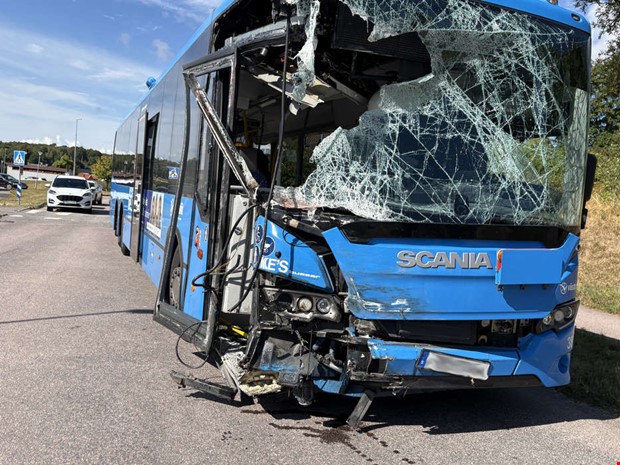 Buss och lastbil i krock – vägen avstängd Buss och lastbil i krock – vägen avstängd