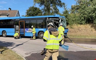 Buss krockade med lastbil – se videon
