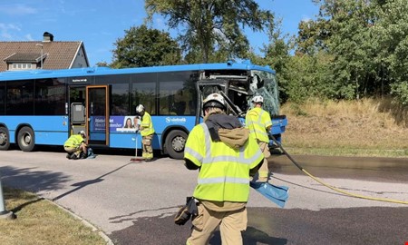 Buss krockade med lastbil – se videon
