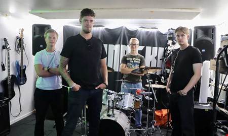 Bandet spelar på efterfesten – med låtar från nya albumet