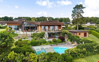 60-talsvilla med pool och fjordutsikt lockade