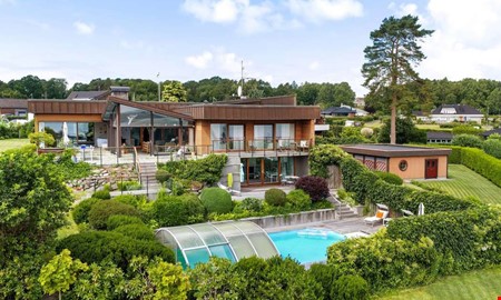 60-talsvilla med pool och fjordutsikt lockade