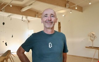 Konstnären bakom uppmärksammade statyn tillbaka i Kungsbacka