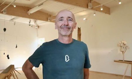 Konstnären bakom uppmärksammade statyn tillbaka i Kungsbacka