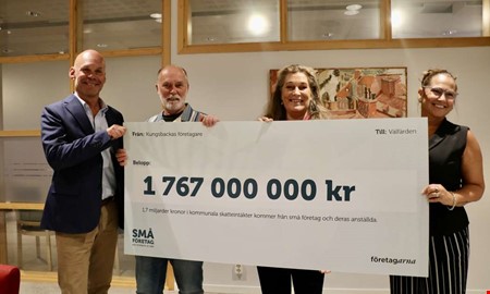 Miljardcheck till kommunen – som påminnelse