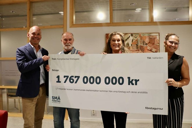Miljardcheck till kommunen – som påminnelse