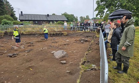 Fullt på visningarna av 2000-årigt bostadshus