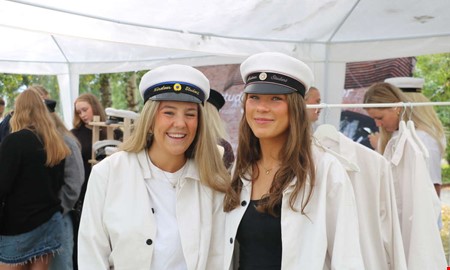 Studentmössorna åker på – två veckor efter skolstart