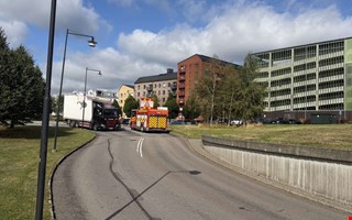 Lastbil körde in i viadukt