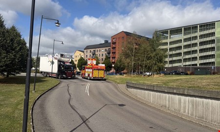 Lastbil har kört in i viadukt – räddningstjänsten på plats