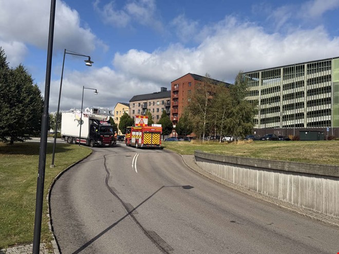 Lastbil har kört in i viadukt – räddningstjänsten på plats