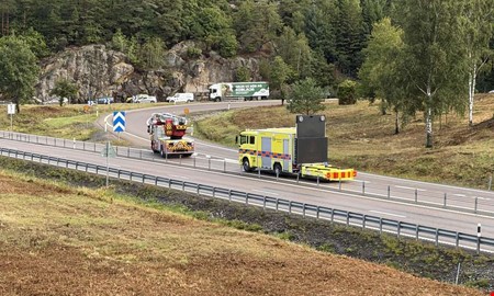 Flera bilar i olycka – vägen avstängd