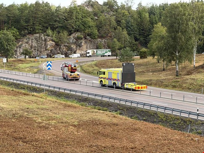 Flera bilar i olycka – vägen avstängd
