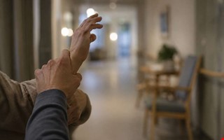 Boende tog sig in till kvinna – tog strypgrepp 