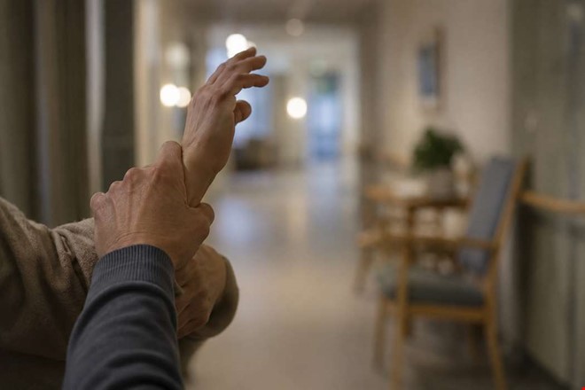 Boende tog sig in till kvinna – tog strypgrepp 