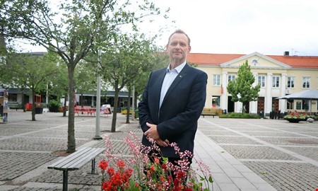 Debatt: S väljer högre skatt och större skulder
