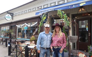 De tar över restaurangen – gör om till saloon 