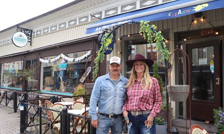 De tar över restaurangen – gör om till saloon 