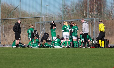 Tränaren stannar – håller sitt löfte 