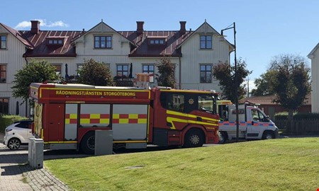 Bilist har kört in i stolpe – ambulans och räddningstjänst på plats