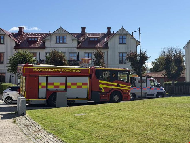 Bilist har kört in i stolpe – ambulans och räddningstjänst på plats