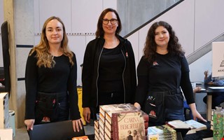 Populära författaren drog fullt hus till teatern