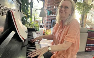 Psykologen blev låtskrivare – nu delar hon sin musik