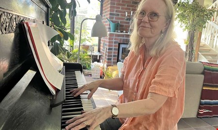 Psykologen blev låtskrivare – nu delar hon sin musik