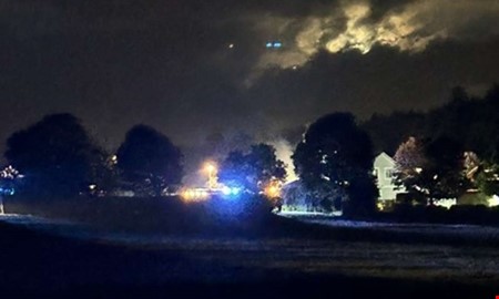 Villa övertänd efter våldsam brand – risk för explosion