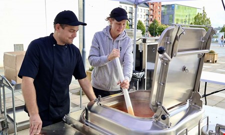 Elevernas annorlunda lunch – 200 liter soppa i fältkök