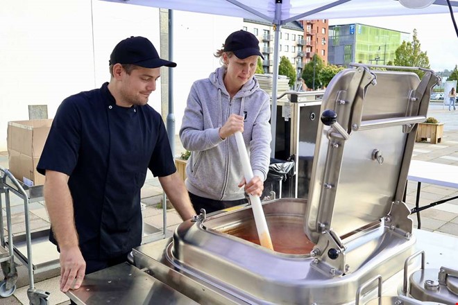 Elevernas annorlunda lunch – 200 liter soppa i fältkök