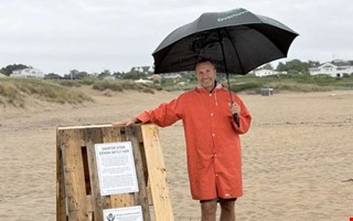 Skyltarna på stranden ska bort – annars väntar vite 