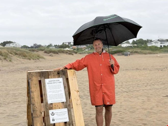Skyltarna på stranden ska bort – annars väntar vite 