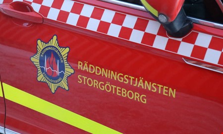 Bilar och motorcyklar räddades ur brand