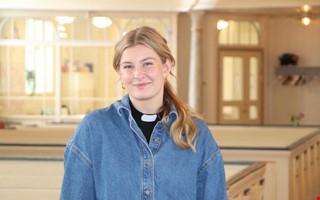 Hon är en av Sveriges yngsta präster – vill locka fler unga till kyrkan