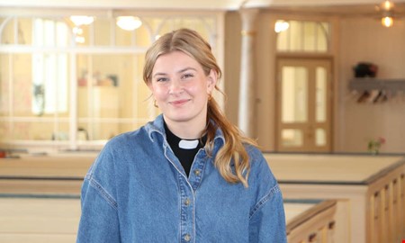 Hon är en av Sveriges yngsta präster – vill locka fler unga till kyrkan