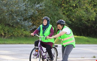 Succé för kursen: Här lär sig vuxna kvinnor cykla