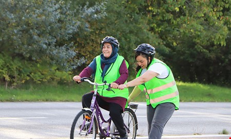 Succé för kursen: Här lär sig vuxna kvinnor cykla