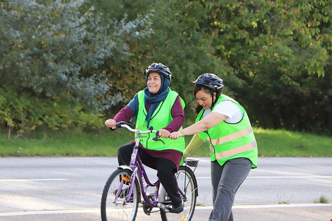 Succé för kursen: Här lär sig vuxna kvinnor cykla