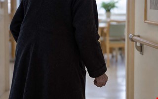 Boende blev slagen med metallpinne