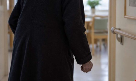 Boende blev slagen med metallpinne